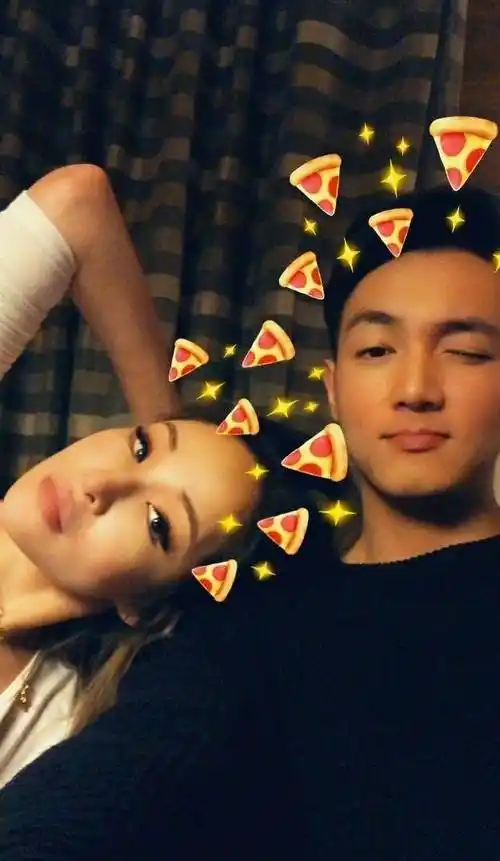 之前,萧亚轩还带着自己的小男友黄皓参加了《女儿们的恋爱》节目,在