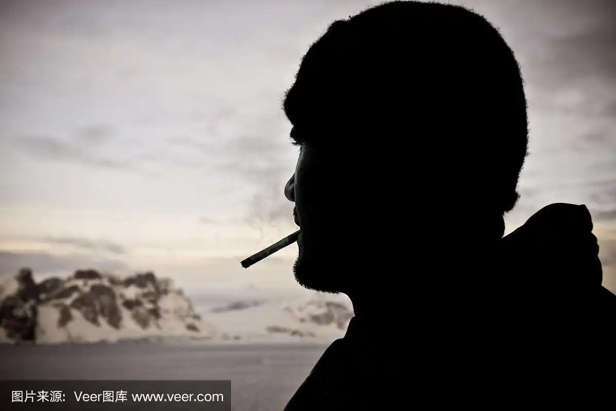 男性吸烟者的剪影