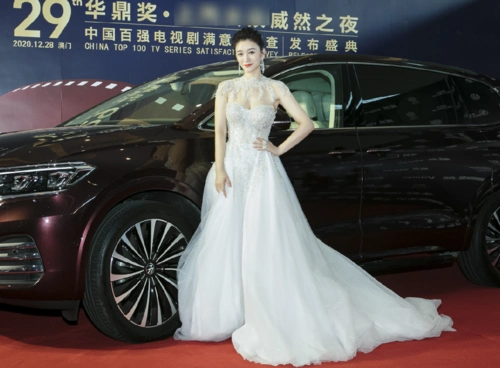 李小冉出席华鼎奖无精修身材太吸睛44岁状态简直让人看直了眼