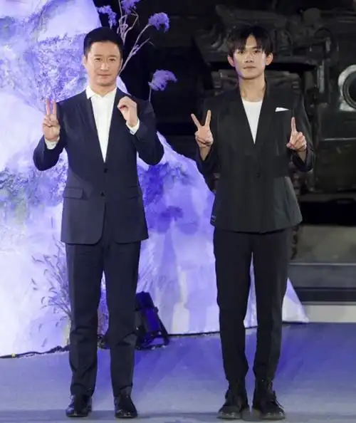 易烊千玺最新身高公布,跟175的吴京同框后,对比之下太意外!