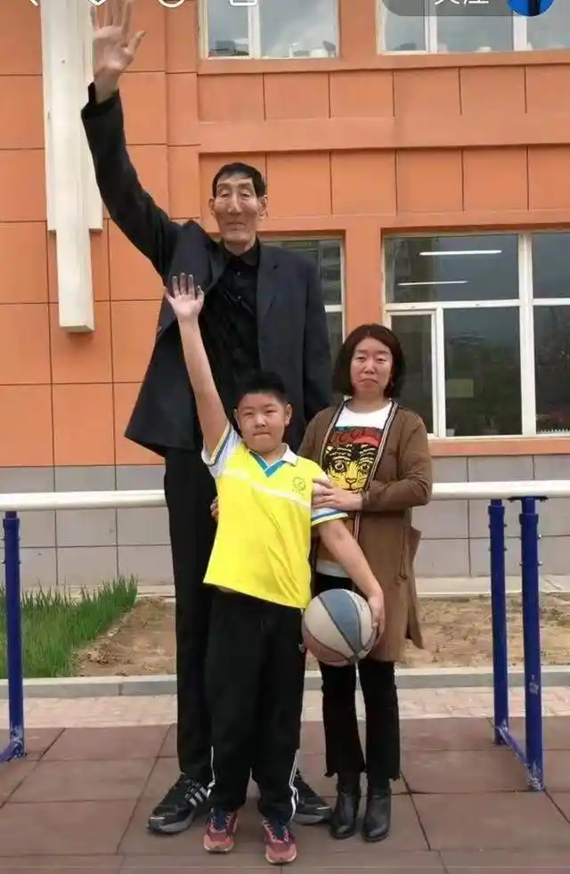 "女巨人"姚德芬:身高2.36,比姚明高,只想吃饱饭,41岁去世