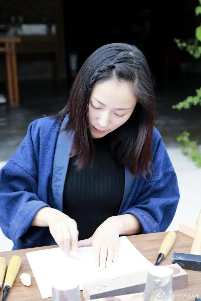 江一燕素颜机场照随性有范 嘟嘴卖萌可爱十足