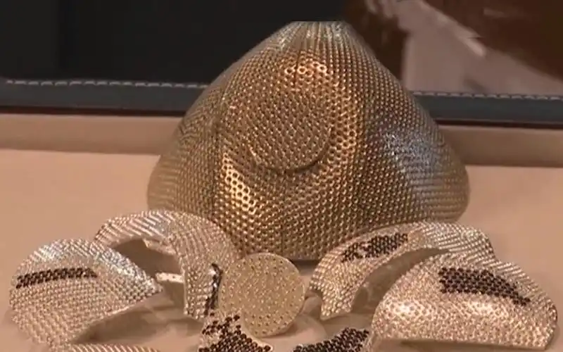 世界上最贵口罩:18k白金制作 镶3600颗黑,白钻石_哔哩哔哩 (゜-゜)つ