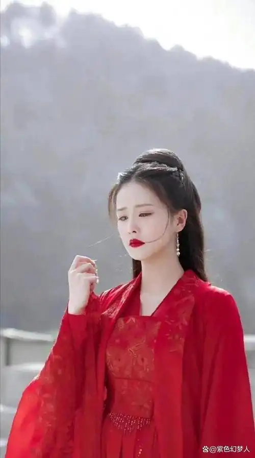 古装剧中,红色的衣服往往给人一种喜庆,霸气的感觉.