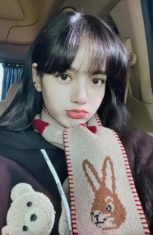 圣诞节lisa发照嘟嘴三连拍 变回长发俏皮可爱