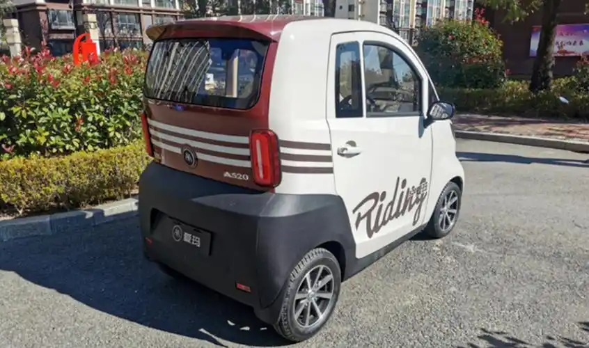 爱玛四轮电动小车实拍,1 2座椅带天窗,续航140km,适合买菜接娃