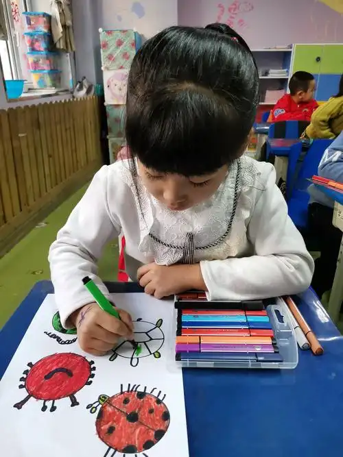 学前二班12月份第一周特长美术课《圆的变形计》