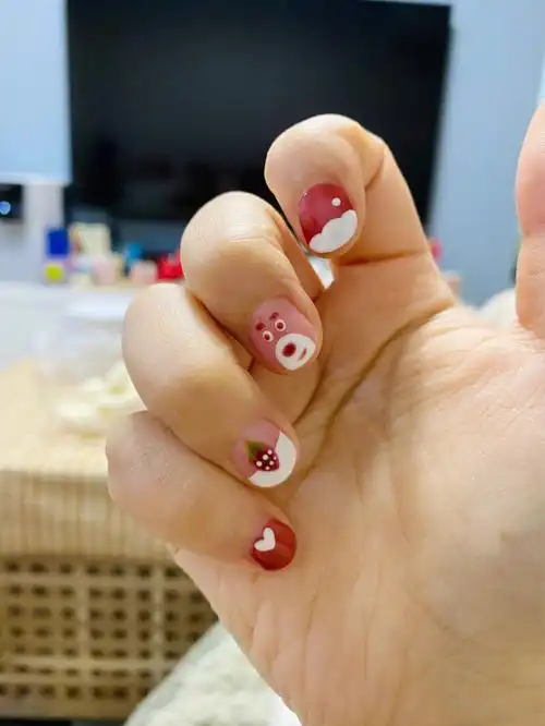 小草莓新年美甲短甲福音