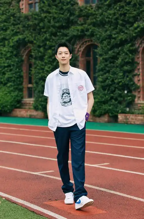 赖冠霖帅气学院风写真图片78