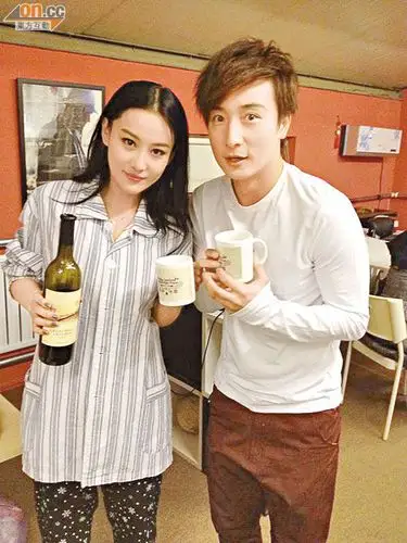 张馨予雨中8次激吻方力申 事前已向吴卓羲备案