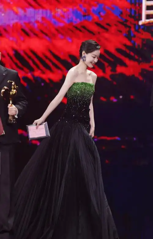 倪妮超话@倪妮v在第34届中国电影金鸡奖担任颁奖嘉宾.