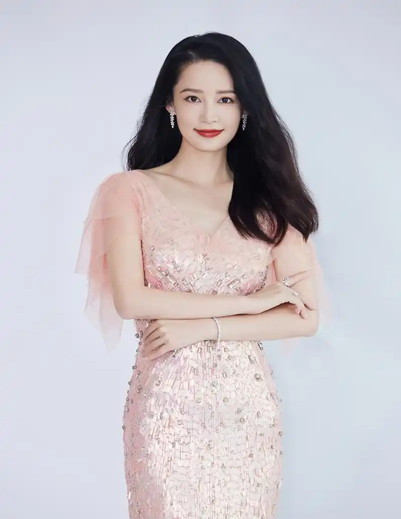 今年中秋,女星在妆容上都很看重,李沁的这套礼服你觉得是什么水平?