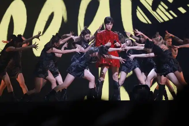 李宇春演唱会直播##李宇春广州演唱会造型##2024李宇春周末愉快演唱