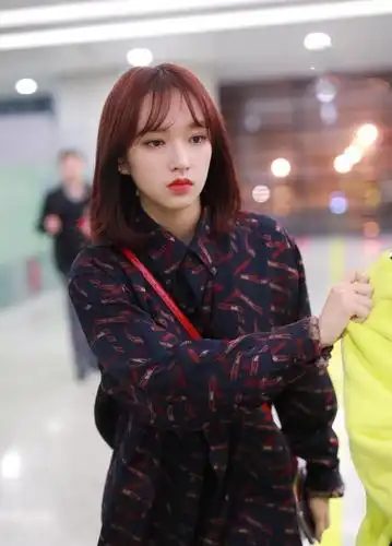 短发酷妹子程潇穿着衬衫走到机场,她的长腿依然吸引眼球