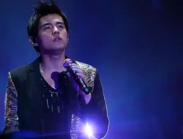 周杰伦太原演唱会有多疯狂,夜曲响震山西省,与郎朗斗琴嗨翻全场