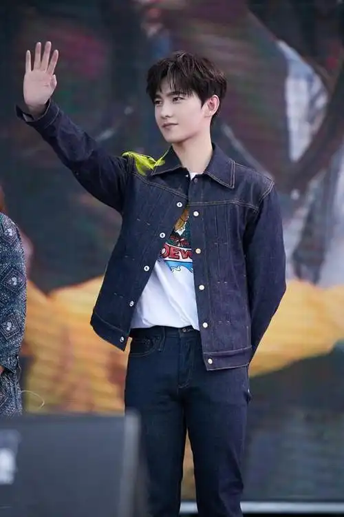 众多男明星都穿起了这外套当今最流行的款式搭个休闲裤很文艺