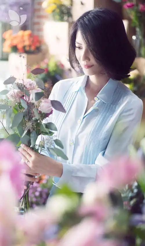 高圆圆置身花丛 温婉美好人比花娇