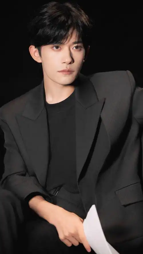 易烊千玺西装弹贝斯