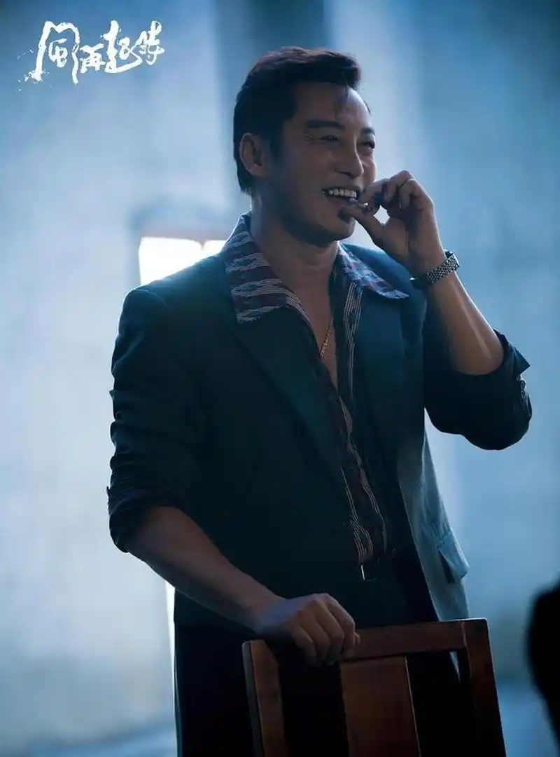 梁朝伟饰演的是第二大探长蓝刚,他的个性幽默,喜欢捉弄人取乐,黑白两