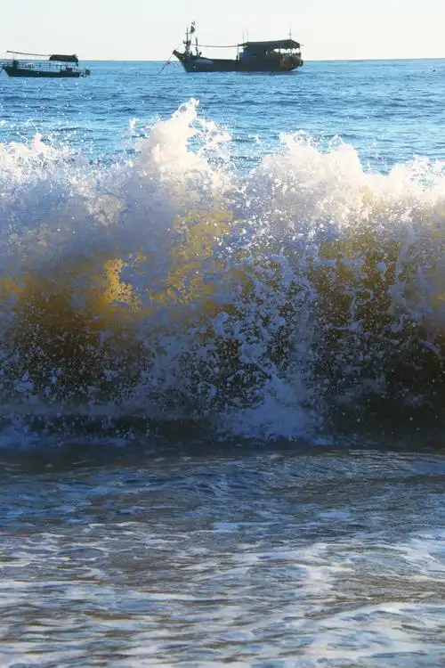 浪花在岸边翩翩起舞,冲出阿娜多姿舞姿,在夕阳的照射下美不胜收!