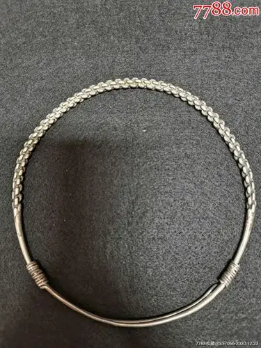民国麻花形老银项圈.外径约:13.5,重约:51克,二侧有款.