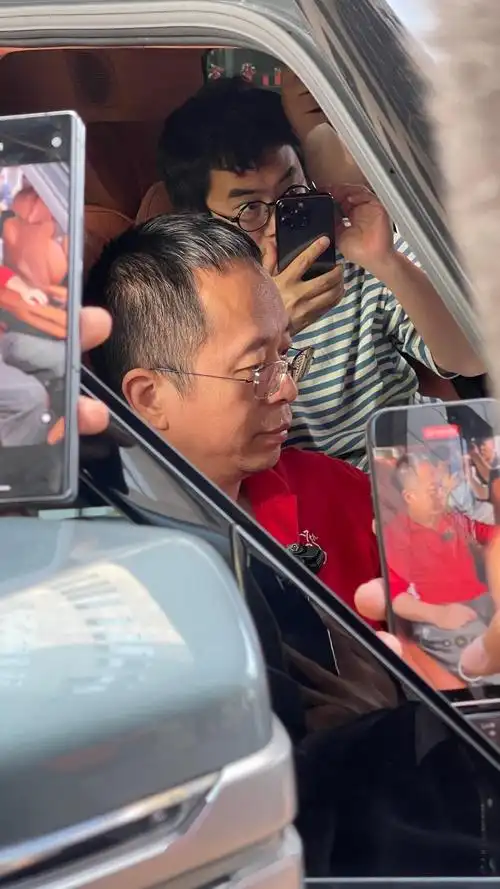 红衣教主,车企轮番自荐,其中仰望汽车的行动力真是嘎嘎快,这不周总