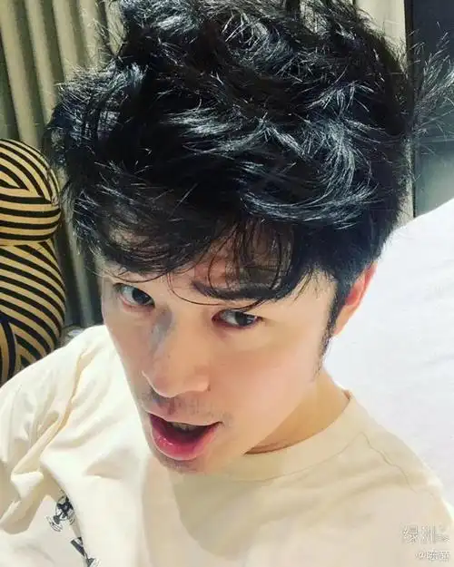 陈赫新浪娱乐讯 3月3日,陈赫[微博]在绿洲上晒出自拍照,并配文:"发量