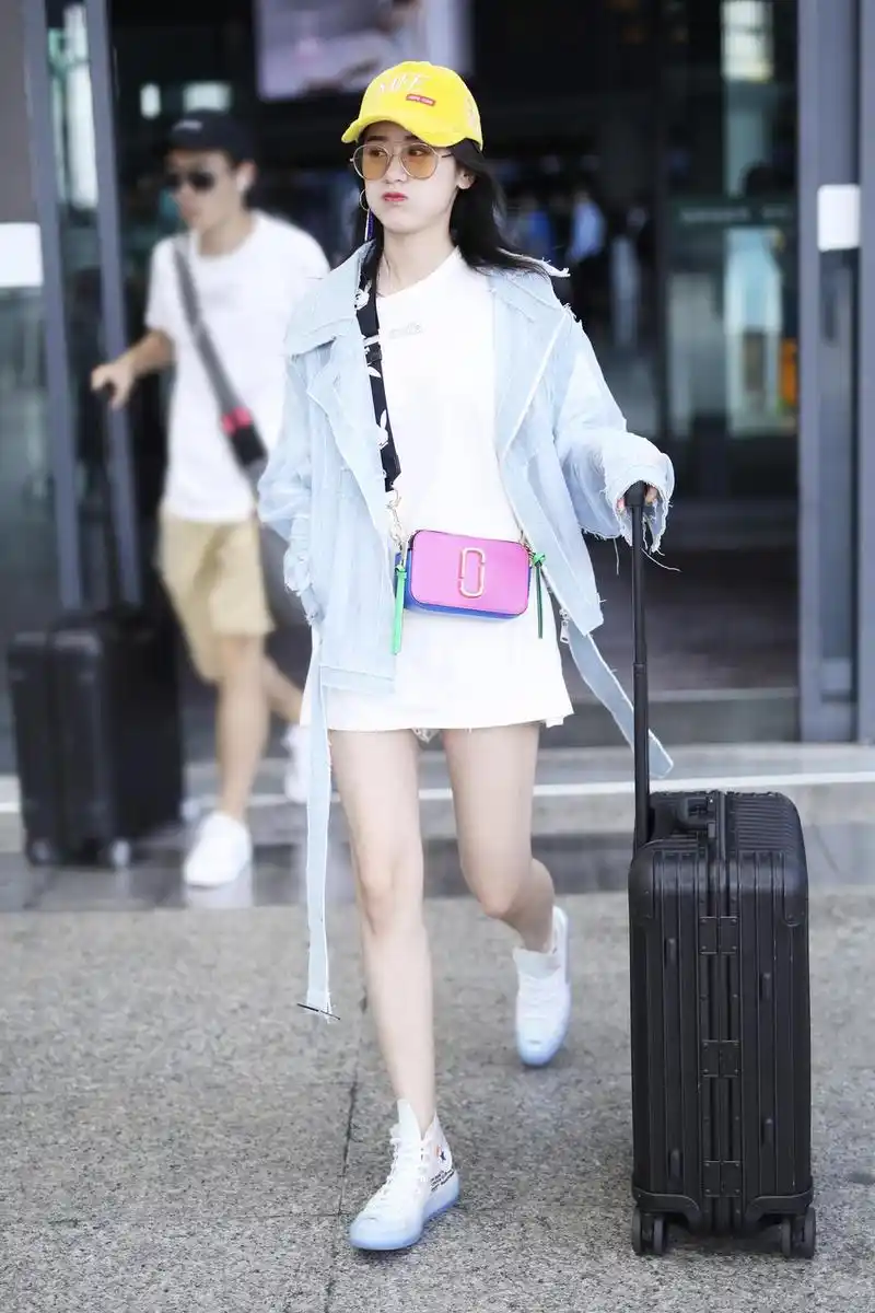 袁冰妍休闲搭配现身机场糖果色配饰清新可爱