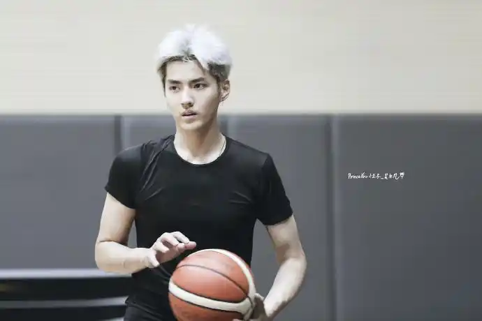 银发吴亦凡篮球场少年力满满