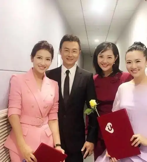 看看43岁的刚强看看41岁的月亮姐姐两人深层关系真不简单