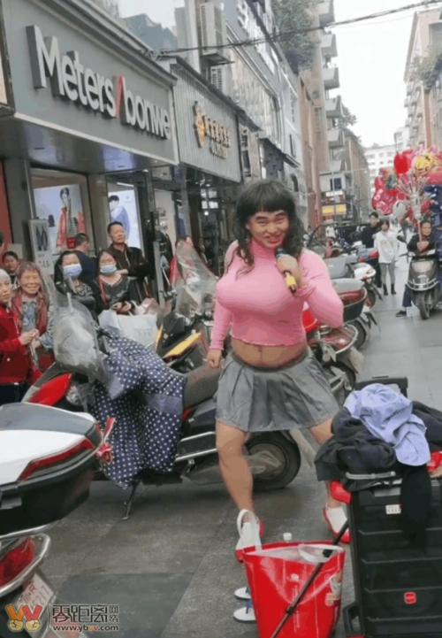 为了出名,竟然在宜宾各大街头上演男扮女装搞户外直播!
