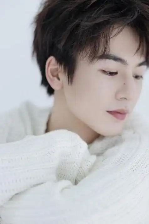 就是关于一个叫张凌赫的南师大毕业生,他可是把网上给闹得沸沸扬扬的