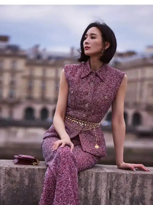 张钧甯巴黎街头vlog|时尚优雅 张钧甯身穿亮片斜纹软呢套装搭配上同色