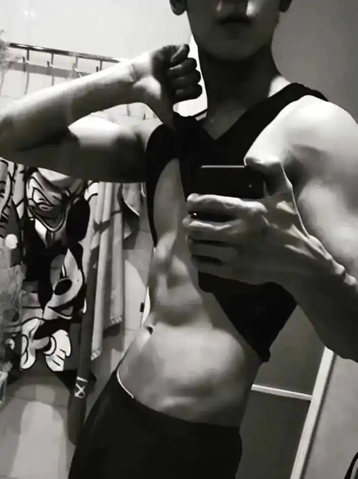 怎么忍心怪你犯了错 #薄肌男孩 #黄俊捷 腹肌何时返场�