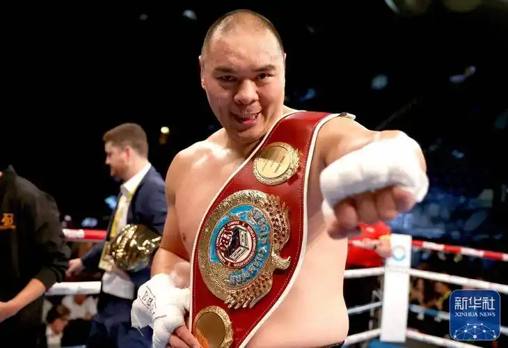 拳击丨张志磊再胜乔伊斯 捍卫重量级过渡拳王金腰带_比赛_英国_李颖