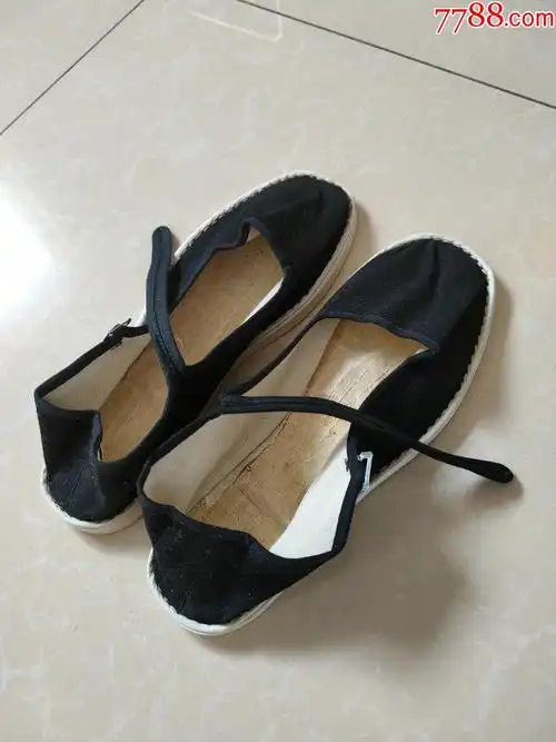 女布鞋一双