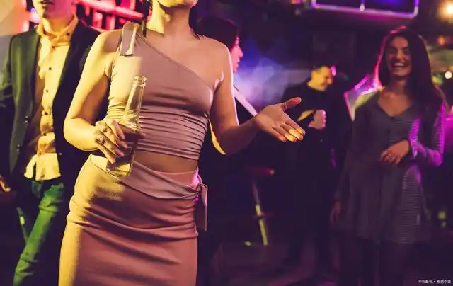 27岁女孩网贷逾期后沦落成酒吧陪酒女,被迫"下海"挣钱还债