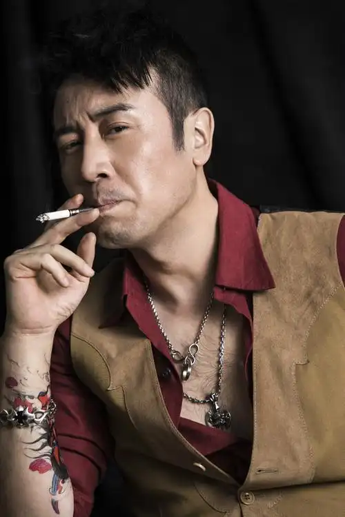 p>于和伟,1971年5月4日出生于辽宁省抚顺市东洲区,中国内地影视男演员