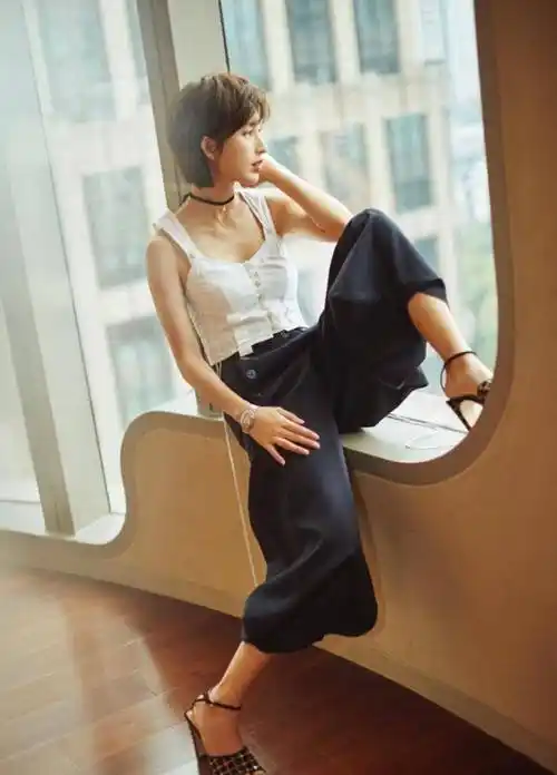 36岁张俪也开始装美,穿白色吊带扮小姑娘,短发清新秒变初恋女友_气息