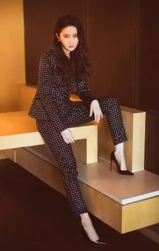 盘点了刘亦菲穿过的10套西装造型,她真的是名副其实的天仙攻!