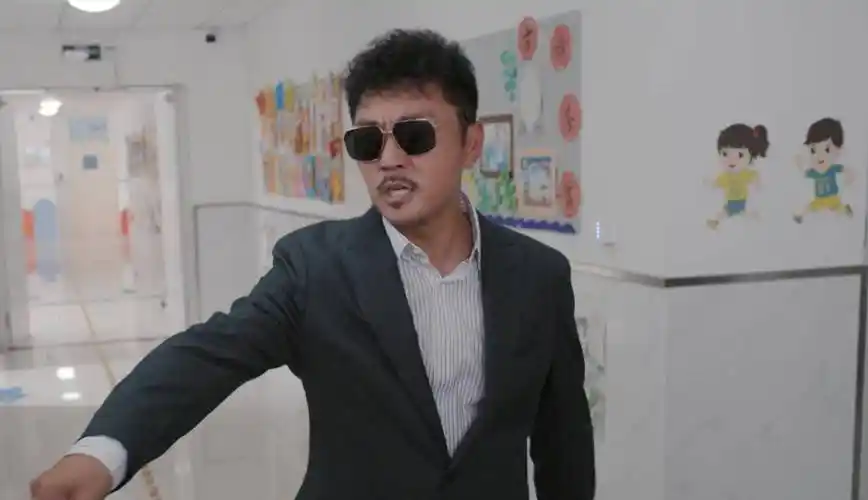 03,唐晓薇(王晓晨 饰)唐晓薇是女主播,带孩子就她自己,同杨明