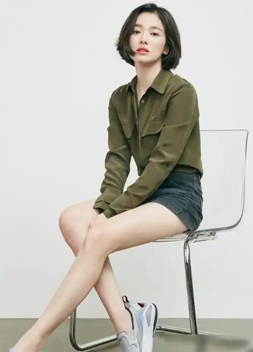 韩国女星宋慧乔身穿军绿色衬衫配深灰牛仔裤看起来像20岁的小姐姐