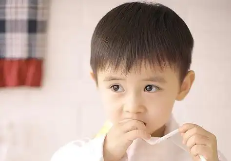 设计献给额头大的小朋友 四五岁男孩梳最帅气_发型造型_宝妈时尚生活