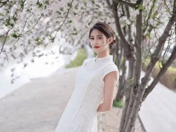 陈钰琪白色连衣裙性感美腿写真_评论_看法_光泽