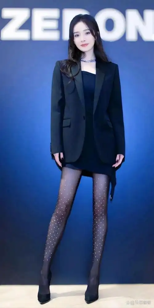 生成杨幂出席某丝袜品牌活动,一身西装搭配黑色丝袜和高跟鞋惊艳全场