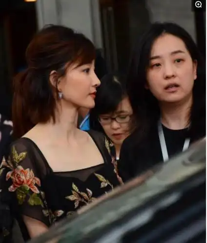 王丽坤穿透视裙现身被指撞脸白百何手上的戒指是亮点