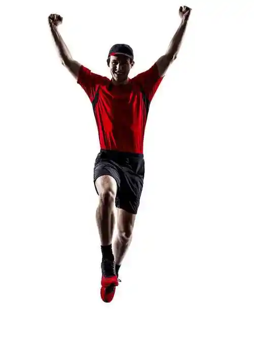 白色背景下白人运动员做出跑步动作