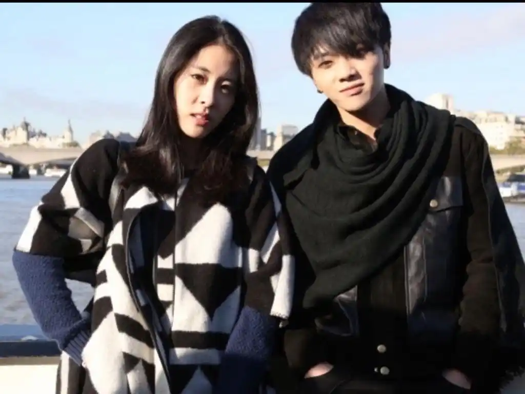 2015 年,华晨宇张碧晨参加一档综艺节目,华晨宇躺在楼下沙发上休息