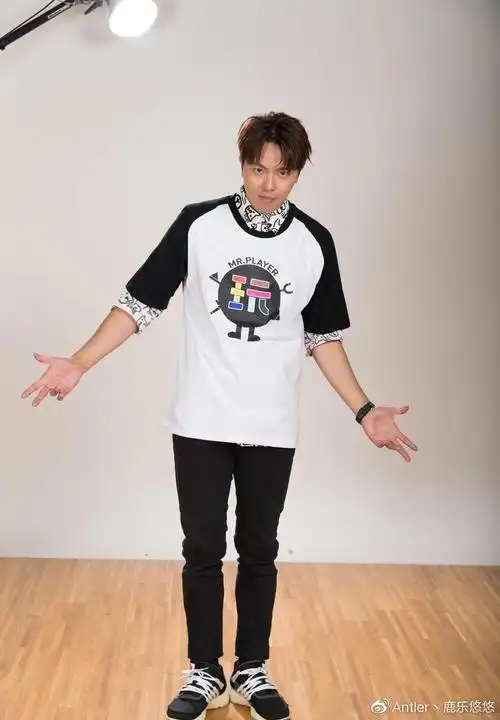 小鬼父亲憔悴现身打点儿子后事灵堂地点曝光明开放吊唁