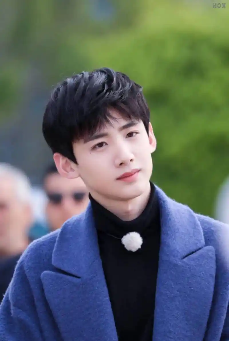 原创白敬亭童年裙子照曝光引粉丝炸裂讨论邢队不要面子的